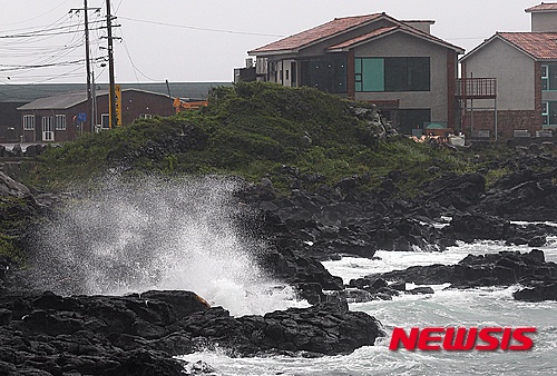 【제주=뉴시스】 고동명 기자= 24일 제15호 태풍 고니가 제주와 점차 가까워지고 있는 가운데 제주시 애월읍 해안도로 인근 바닷가에 파도가 거세지고 있다.2015.08.24.&nbsp; kdm80@newsis.com