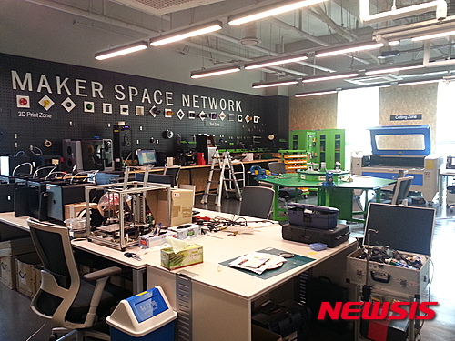 【창원=뉴시스】 홍정명 기자 = 경남창조경제혁신센터 내 '메이커 스페이스' 전경. 센터는 이곳의 3D 프린터를 활용해 지난 4월 출범 이후 중소기업 등 일반인을 대상으로 온라인 신청을 받아 무료 출력 대행서비스를 해주고 있다. 2015.08.25. hjm@newsis.com