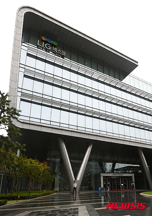 【성남=뉴시스】이정선 기자 = 방위사업비리 정부합동수사단이 육군 대전차 무기 ‘현궁’의 부실 성능 평가 의혹과 관련해 LIG넥스원 본사에 대한 압수수색을 벌이고 있는 것으로 알려진 25일 오후 경기도 성남시 판교 LIG넥스원 R&D센터 전경. 2015.08.25. ppljs@newsis.com