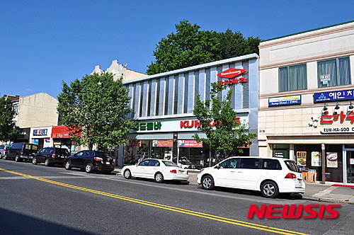 【뉴욕=뉴시스】노창현 특파원 = 뉴저지의 대표적인 한인타운 팰리세이즈팍(이하 팰팍)이 브로드애버뉴에 '코리아 마켓 스트리트' 병기를 추진하는 방안이 개운치 않은 뒷맛을 남겨주고 있다. 이미 오래 전에 이뤄졌어야 할 사안이 최근 이 지역의 주류 정치인 간 파워게임으로 한인사회가 동요하면서 선심 쓰듯 검토되고 있다는 비판 때문이다. 팰팍은 미국에선 유일하게 인구의 과반수 이상(55%)이 한인 주민으로 이뤄진 타운이고 중심 도로인 브로드애버뉴는 약 3㎞에 걸쳐 90% 이상 한인 상점들이 줄을 잇지만 한인들이 봉노릇만 한다는 비판을 받고 있다. 사진은 팰팍 브로드애버뉴의 한인 상가. 2015.08.25. <사진=Newsroh.com 제공> robin@newsis.com