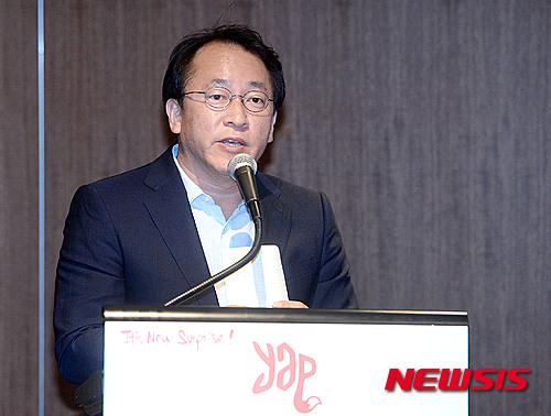 【서울=뉴시스】최동준 기자 = 26일 오전 서울 종로구 나인트리컨벤션에서 열린 얍(YAP)컴퍼니 기자간담회에서 안경훈 얍컴퍼니 창업자가 애플리케이션 소개를 하고 있다. 얍은 고객의 위치를 기반으로 도움이 될만한 정보, 쿠폰, 멤버십 등의 기능에 결제까지 하나의 앱에 탑재한 소비생활 애플리케이션이다. 2015.08.26.&nbsp; photocdj@newsis.com