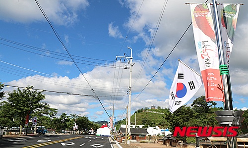 【괴산=뉴시스】강신욱 기자 = 26일 2015 괴산고추축제 개막을 하루 앞두고 축제장에는 행사 관련 천막과 무대 등이 설치되는 등 분위기가 고조되고 있다. 2015.08.26.&nbsp; ksw64@newsis.com