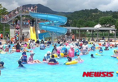 【고성(경남)=뉴시스】신정철 기자 = 경남 고성군 당항포관광지가 올 여름 남해안의 휴양·관광 명소로 각광을 받았다. 당항포관광지는 지난해 같은 기간 대비 입장객 18%, 매출액 42%가 증가했고, 이같은 원인은 오토캠핑장과 야외풀장(사진)이 한몫을 한 것으로 분석됐다.2015.08.26.(사진=고성군 제공)&nbsp; photo@newsis.com