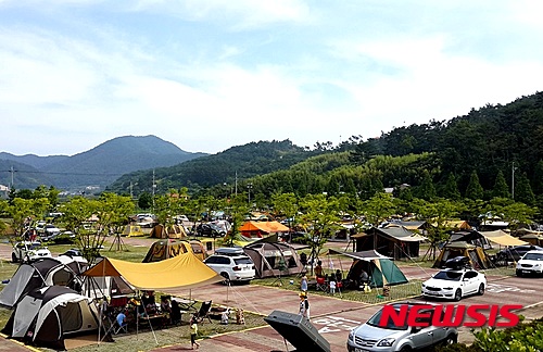 【고성(경남)=뉴시스】신정철 기자 = 경남 고성군 당항포관광지가 올 여름 남해안의 휴양·관광 명소로 각광을 받았다. 당항포관광지는 지난해 같은 기간 대비 입장객 18%, 매출액 42%가 증가했고, 이같은 원인은 오토캠핑장(사진)과 야외풀장이 한몫을 한 것으로 분석됐다.2015.08.26.(사진=고성군 제공)&nbsp; photo@newsis.com