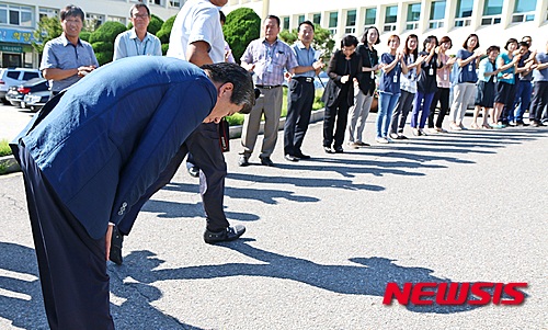 【진천=뉴시스】강신욱 기자 = 27일 오후 이임식을 하고 떠나는 유영훈 충북 진천군수가 배웅한 공직자들에게 감사의 석별 인사를 하고 있다. 2015.08.27.&nbsp; ksw64@newsis.com
