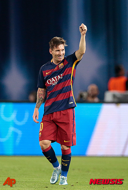 【트빌리스(조지아)=AP/뉴시스】 '축구 천재' 리오넬 메시(28·바르셀로나)가 28일(한국시간) 모나코 그리말디 포럼에서 열린 2014~2015시즌 UEFA(유럽축구연맹) 최우수선수 시상식에서 크리스티아누 호날두(30·레알 마드리드)를 제치고 MVP를 거머쥐었다. 메시가 12일 조지아 트빌리시의 보리스 파이차지스 에로브널리 스타디오니에서 열린 세비야와의 '2015 UEFA 슈퍼컵'에서 역전골을 터뜨린 뒤 기뻐하고 있다.&nbsp; 2015.08.28