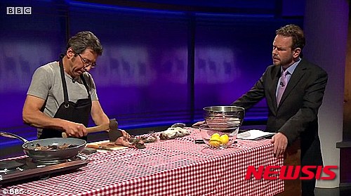 【서울=뉴시스】영국 가디언지 기자인 조지 몬비옷(왼쪽)이 27일(현지시간) BBC 뉴스 투나잇에 출연해 다람쥐 요리를 시연해 보였다. 그가 다람쥐 가죽을 벗기고 도끼로 다람쥐를 토막내는 장면 등 모든 요리과정이 생방송 됐다. 2015.08.28. (사진출처: 데일리메일)