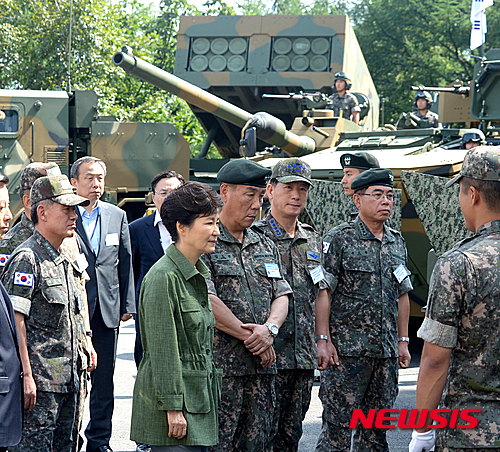 【포천=뉴시스】박주성 기자 = 박근혜 대통령이 28일 오후 경기도 포천 승진 과학화 훈련장을 방문해 통합화력훈련 참관 전 소형 전술차량에 대한 설명을 청취하고 있다. 2015.08.28&nbsp; park7691@newsis.com