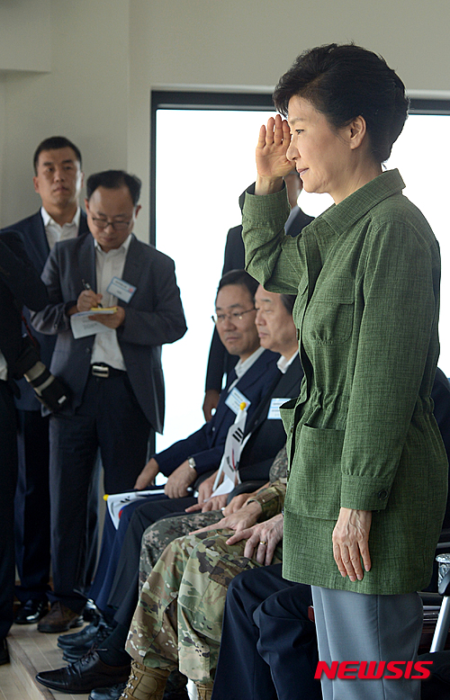 【포천=뉴시스】박주성 기자 = 박근혜 대통령이 28일 오후 경기도 포천 승진 과학화 훈련장을 방문해 임호영 5군단장의 통합화력훈련 보고를 받으며 거수경례를 하고 있다. 2015.08.28&nbsp; park7691@newsis.com