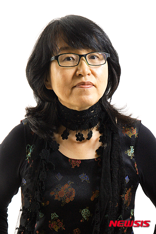 【보은=뉴시스】김기준 기자 = 28일 실천문학사와 충북 보은문화원에서 주관한 '제8회 오장환문학상' 수상자로 최정례(61) 시인이 선정됐다. 수상 시집은 '개천은 용의 홈타운'이다. 사진은 수상자인 최 시인.2015.08.28.(사진=보은군청 제공) photo@newsis.com