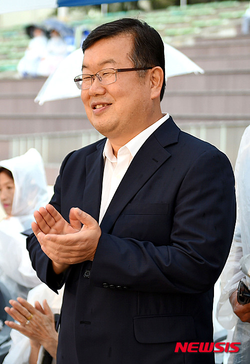 【밀양=뉴시스】안지율 기자 = 28일 경남 밀양시 삼문동 야외공연장에서 펼쳐진 중요무형문화재 제68호 밀양백중놀이 공연에 참석한 박일호 시장이 박수를 치고 있다. 2015.08.28.&nbsp; alk9935@newsis.com