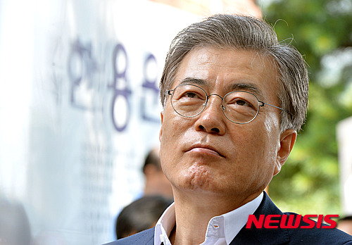 【서울=뉴시스】임태훈 기자 = 새정치민주연합 문재인 대표가 29일 오전 서울 성북구 심우장에서 열린 '광복 70주년 기념 및 卍海 한용운 탄신 136주년 기념' 한국문학축전에 참석해 '님의침묵' 시낭독을 듣고 있다. 2015.08.29.&nbsp; taehoonlim@newsis.com