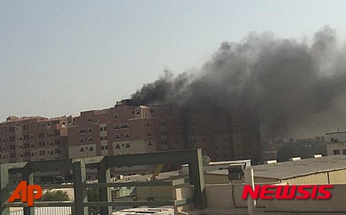 【코바르=AP/뉴시스】사우디아라비아 최대 국영 석유회사 아람코의 동부 유전지대에서 30일 대형 화재가 발생해 최소한 11명이 숨지고 200명 이상이 부상했다고 왕국 관계자가 밝혔다. 화재가 발생하면서 분홍색과 황갈색 건물에는 두꺼운 검은 연기가 피어올랐다. 2015.08.31