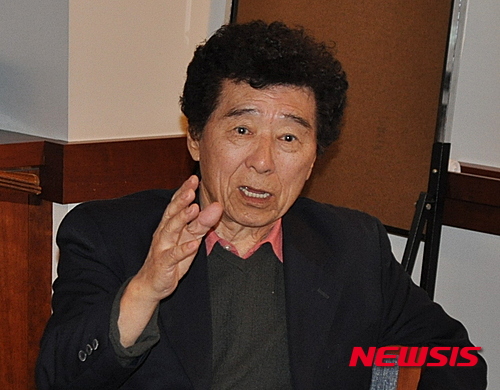 【뉴욕=뉴시스】노창현 특파원 = LA의 통일운동가 오인동 박사가 30일 뉴시스와의 인터뷰에서 "우리 겨레가 2000년 이상 지켜온 나라의 이름은 다름아닌 '고리(高麗)'였다"고 밝혔다. '麗'자는 나라이름 '리'와 빛날 '려' 두 가지로 읽는데, '고리'를 '고려'로 잘못 부르게 된 것은 조선시대 대표적인 한자학습서인 '천자문(千字文)'에 '빛날 려'만 소개된 영향이 컸다는 것이다. 그러나 1770년대 우리나라 옥편의 시조인 '전운옥편(全韻玉篇)'을 비롯, 1957년 한글학회 큰사전 등 많은 문헌과 사전에 '고구리'와 '고리'의 올바른 표기법을 찾을 수 있다. 오 박사는 15세기부터 서양인들이 호칭한 '고리(Gori)'야말로 우리 겨레의 홍익인간 사상과 철학, 문화를 이어온만큼 통일을 이루는 새 조국의 국호로 채택할 것을 제언했다. 2015.08.20.  robin@newsiscom