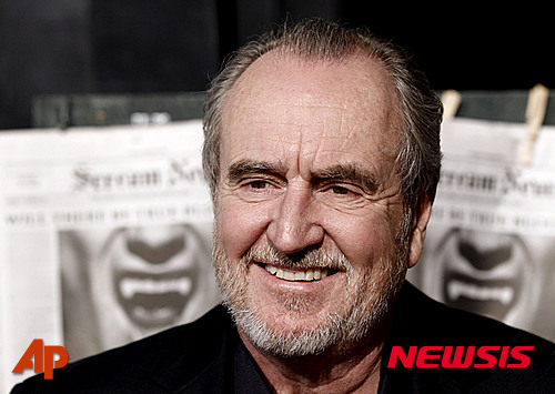 【서울=뉴시스】영화 '스크림' 시리즈, '나이트메어' 시리즈 등을 만든 공포영화계의 거장 웨스 크레이븐 감독이 30일(현지시간) 오후 1시 로스앤젤레스 자택에서 뇌종양으로 세상을 떠났다.