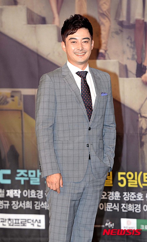 【서울=뉴시스】고범준 기자 = 배우 이세창이 31일 오후 서울 마포구 MBC 상암 신사옥 골든마우스홀에서 열린 새 주말드라마 '엄마(연출 오경훈)' 제작발표회에서 포토타임을 갖고 있다. 2015.08.31. bjko@newsis.com