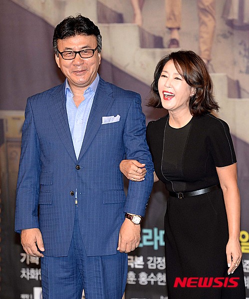 【서울=뉴시스】고범준 기자 = 배우 박영규와 차화연이 31일 오후 서울 마포구 MBC 상암 신사옥 골든마우스홀에서 열린 새 주말드라마 '엄마(연출 오경훈)' 제작발표회에서 포토타임을 갖고 있다. 2015.08.31. bjko@newsis.com