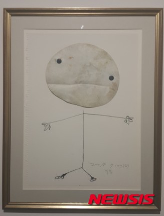 【서울=뉴시스】박현주 기자= 천진난만함이 드러나는 김창일 회장의 그림. 사람 눈같이 생긴 종이를 오려 아이같은 모습으로 그려놨다.