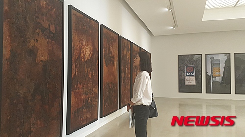 【서울=뉴시스】박현주 기자= 씨킴의 여덟번째 개인전은 물 공기 햇볕과 같은 자연의 요소에 그대로 노출되어 나온 녹슬고 먼지낀 작품을 선보인다. 전시 제목 'the long and winding road'는 비틀즈의 노래에서 따왔다.