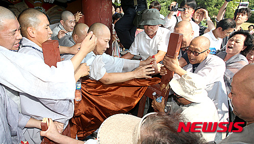 【수원=뉴시스】이정선 기자 = 8월 31일 오후 경기도 화성시 송산동 조계종 제2교구본사 용주사에서 현 주지 성월 스님에 대한 대처승 논란이 일고&nbsp; 있는 가운데 전 주지 정호 스님측 스님과 신도들이 성월스님 퇴진과 임시총회 개최를 요구하며 경내로 진입하려 하자 성월스님측(왼쪽) 스님들이&nbsp; 밖으로 밀어내며 심한 몸싸움을 벌이고 있다. 2015.08.31. (인천일보 제공)&nbsp; ppljs@newsis.com