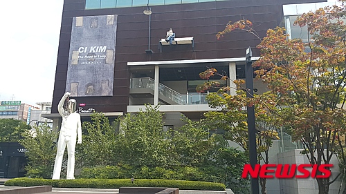 【서울=뉴시스】박현주 기자=데미안 허스트의 ‘채러티’(Charity), 원형돌기를 묶은 구조물은 일본 작가 코헤이 나와의 ‘매니폴드’(Manifold)등 수십억대 예술작품이 즐비한 천안 고속터미널 신세계 백화점 옆에 위치한 천안 아라리오갤러리에 씨킴의 개인전 현수막이 걸려있다.