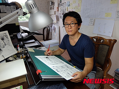 '불편하고 행복하게' '마당씨의 식탁' 홍연식 작가가 작업실에서 일하고 있는 모습(사진=우리나비 제공)