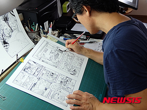 '불편하고 행복하게' '마당씨의 식탁' 홍연식 작가가 작업실에서 일하고 있는 모습(사진=우리나비 제공)