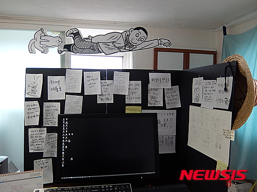 '불편하고 행복하게' '마당씨의 식탁' 홍연식 작가의 작업실 모습(사진=우리나비 제공)