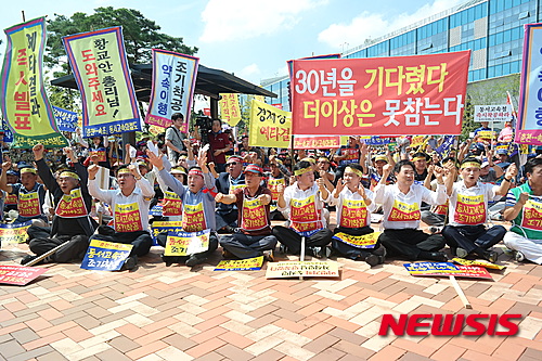 【세종=뉴시스】박혜미 기자 = 1일 세종특별자치시 정부세종청사에서 강원도의회 김시성 의장과 김성근(속초) 도의원을 비롯해 속초, 화천, 양구, 인제 등 설악·접경지역 주민 2000여명이 대규모 집회를 열고 춘천~속초간 동서고속화철도 건설사업의 조기착공을 촉구하고 있다. 2015.09.01. (사진=강원도의회 제공)&nbsp;&nbsp; photo@newsis.com