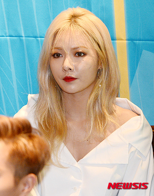 【서울=뉴시스】김진아 기자 = 그룹 포미닛의 현아가 1일 오후 서울 강남구 역삼동 라움아트센터에서 열린 ‘BesTV channel-M 큐브 페스티벌(CUBE FESTIVAL)’ 제작발표회에 참석하고 있다.&nbsp; 큐브엔터테인먼트 소속의 비스트, 포미닛, 지나, 비투비, CLC는 오는 9월 30일 중국 상하이에서 큐브 페스티벌(CUBE FESTIVAL)을 펼칠 예정이다. 2015.09.01.&nbsp; bluesoda@newsis.com