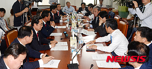 【서울=뉴시스】조수정 기자 = 농어촌 지방 주권 지키기 의원모임 소속 의원들이 1일 오후 서울 여의도 국회에서 회의를 열고 농어촌 및 지방 선거구 획정 관련 논의를 하고 있다.&nbsp; 2015.09.01.&nbsp;&nbsp;&nbsp; chocrystal@newsis.com