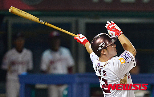 【서울=뉴시스】고승민 기자 = 1일 오후 서울 목동야구장에서 열린 2015 KBO 리그 LG 트윈스 대 넥센 히어로즈 경기, 넥센 공격 6회말 2사 1루 상황 4번타자 박병호가 시즌 47번째 홈런을 치고 있다. 2015.09.01. kkssmm99@newsis.com