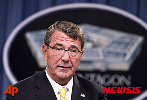 【워싱턴=AP/뉴시스】애슈턴 카터 미 국방장관이 지난달 20일 미 국방부 청사에서 기자회견을 갖고 있다. 카터 장관은 1일(현지시간) 미군 장병들과의 대화에서 한반도는 전세계에서 전쟁이 일어날 수 있는 위험이 가장 높은 곳이라고 말했다. 2015.9.2