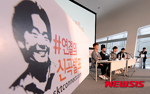 【서울=뉴시스】김동민 기자 = SK텔레콤의 故김광석 미완성곡 완성 프로젝트 ‘연결의 신곡발표’ 제작발표회가 2일 오전 서울 중구 동대문디자인플라자(DDP) 살림터에서 열린 가운데 이번 프로젝트에 참여한 심현보, 정재일, 성시경, 박학기가 인사말을 하고 있다.&nbsp; ‘연결의 신곡발표’는 고 김광석씨의 미 완성곡에 일반 대중이 작사 공모에 참여하여 노랫말을 더하고 후배 뮤지션들이 곡을 완성하며 신곡을 발표하는 프로젝트다. 2015.09.02. life@newsis.com