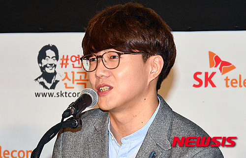 【서울=뉴시스】김동민 기자 = SK텔레콤의 故김광석 미완성곡 완성 프로젝트 ‘연결의 신곡발표’ 제작발표회가 2일 오전 서울 중구 동대문디자인플라자(DDP) 살림터에서 열린 가운데 이번 프로젝트에 참여한 성시경이 인사말을 하고 있다.&nbsp; ‘연결의 신곡발표’는 고 김광석씨의 미 완성곡에 일반 대중이 작사 공모에 참여하여 노랫말을 더하고 후배 뮤지션들이 곡을 완성하며 신곡을 발표하는 프로젝트다. 2015.09.02. life@newsis.com