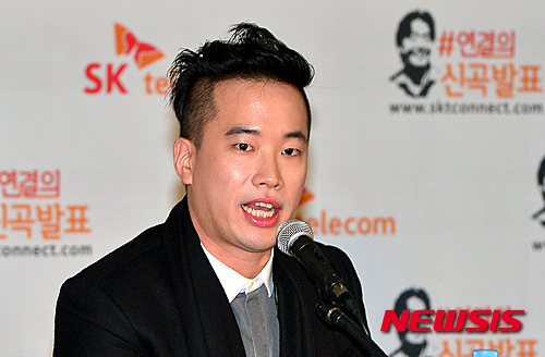 【서울=뉴시스】김동민 기자 = SK텔레콤의 故김광석 미완성곡 완성 프로젝트 ‘연결의 신곡발표’ 제작발표회가 2일 오전 서울 중구 동대문디자인플라자(DDP) 살림터에서 열린 가운데 이번 프로젝트에 참여한 정재일이 인사말을 하고 있다.&nbsp; ‘연결의 신곡발표’는 고 김광석씨의 미 완성곡에 일반 대중이 작사 공모에 참여하여 노랫말을 더하고 후배 뮤지션들이 곡을 완성하며 신곡을 발표하는 프로젝트다. 2015.09.02. life@newsis.com