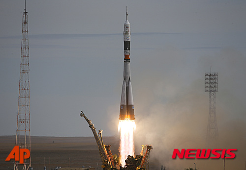 【바이코누르(카자흐스탄)=AP/뉴시스】소유즈 우주선을 탑재한 소유즈-FG 로켓이 2일 카자흐스탄 바이코누르 우주센터에서 불을 뿜으며 하늘로 치솟고 있다. 우주인 3명을 태운 소유주 우주선은 이틀 간 날아가 4일 국제우주정거장에 도착한다. 2015.09.02