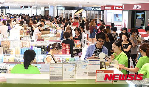 【서울=뉴시스】김진아 기자 = 2일 오후 서울 중구 롯데면세점이 중국인 관광객을 비롯한 내외국인 고객으로 붐비고 있다. 롯데면세점은 중국인 관광객 유치를 위해 한류콘서트, 여행사 관계자 초청행사, 현지관광박람회 등 다양한 행사를 진행하고 있으며, 롯데면세점 소공점의 경우 중국인 매출이 전년대비 7월 -50%에서 8월 들어 -35%로 회복세를 보이고 있다. 2015.09.02. bluesoda@newsis.com