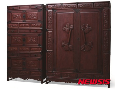 아이옥션 경매에 나온 목양 박성삼-의걸이장, 삼층농장. 추정가 600만~900만원.