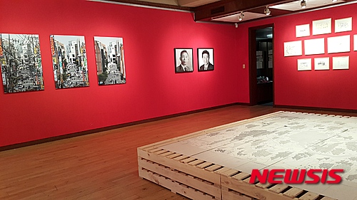 【서울=뉴시스】박현주 기자=서울 통의동 진화랑에 전시된 '오기사' 건축가 오영욱이 감동한 도시, 공간, 풍경을 그린 일러스트가 전시되어 있다. 바닥에는 서울의 풍경을 이상향처럼 그러낸 수많은 지도도 선보인다.