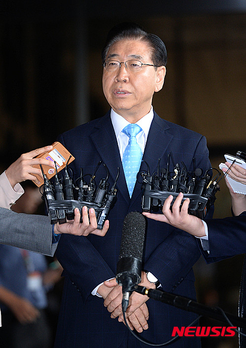 【서울=뉴시스】박문호 기자 = 정준양 전 포스코 그룹 회장이 검찰의 포스코 그룹 비리 수사 착수 6개월만인 3일 오전 서울 서초구 반포대로 서울중앙지방검찰청에서 피의자 신분으로 조사를 받기 위해 출석하며 기자들의 질문에 답하고 있다. 2015.09.03. go2@newsis.com
