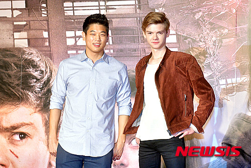 【서울=뉴시스】이영환 인턴기자 = 배우 이기홍(왼쪽)과 토마스 브로디-생스터가 3일 오전 강남구 삼성동 인터컨티넨탈 서울 코엑스에서 열린 영화 '메이즈 러너 : 스코치 트라이얼' 기자간담회에서 포토타임을 갖고 있다. 2015.09.03.&nbsp; 20hwan@newsis.com