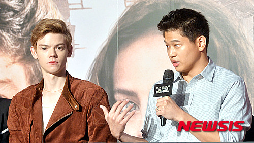 【서울=뉴시스】이영환 인턴기자 = 배우 토마스 브로디-생스터와 이기홍이 3일 오전 강남구 삼성동 인터컨티넨탈 서울 코엑스에서 열린 영화 '메이즈 러너 : 스코치 트라이얼' 기자간담회에서 취재진의 질문에 답하고 있다. 2015.09.03.&nbsp; 20hwan@newsis.com