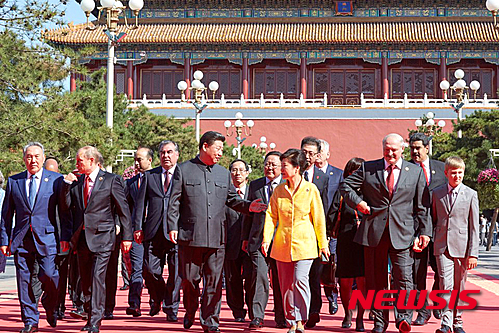 【베이징(중국)=뉴시스】전진환 기자 = 박근혜 대통령이 시진핑 중국 국가주석, 각국 정상들과 '항일전쟁 및 세계 반파시스트 전쟁 승리 70주년 기념행사'가 열린 3일 오전 중국 베이징 자금성에서 텐안문 광장으로 향하고 있다. 2015.09.03. (사진=청와대 제공) photo@newsis.com