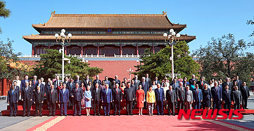 【베이징(중국)=뉴시스】전진환 기자 = 박근혜 대통령과 시진핑 중국 국가주석 내외, 각구 정상들이 '항일전쟁 및 세계 반파시스트 전쟁 승리 70주년 기념행사'가 열린 3일 오전 중국 베이징 자금성에서 기념촬영을 하고 있다. 2015.09.03. (사진=청와대 제공) photo@newsis.com