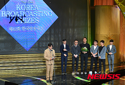 【서울=뉴시스】김동민 기자 = 제42회 한국방송대상 시상식이 3일 오후 서울 마포구 MBC 상암 미디어센터 공개홀에서 개최, 대상을 받은 MBC 무한도전 김태호 PD(맨 왼쪽)가 수상소감을 전하고 있다. 오른쪽은 무한도전 멤버들이다.&nbsp;&nbsp; 올해로 42회를 맞는 한국방송대상은 방송인의 창작 의욕을 고취하고 이를 통해 우수한 방송 프로그램 제작을 진흥하기 위해 한국방송협회가 1975년부터 운영하는 시상제도로 방송의 날인 9월 3일에 시상식을 개최하고 있다. 제42회 한국방송대상 대상은 MBC 무한도전이 선정됐다. 2015.09.03.&nbsp; life@newsis.com