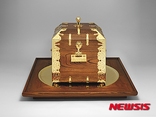 고급시계 제조사 바쉐론 콘스탄틴과 무형문화재 기능보유자 3인이 함께 진행한「‘함(函)’ 프로젝트」(사진=한국문화재재단) .