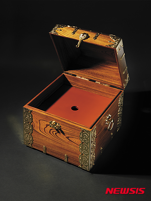 고급시계 제조사 바쉐론 콘스탄틴과 무형문화재 기능보유자 3인이 함께 진행한「‘함(函)’ 프로젝트」(사진=한국문화재재단)