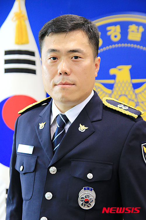 【서울=뉴시스】장민성 기자 = 지난해 2월 육군 소령으로 전역한 뒤 4일 중앙경찰학교를 졸업한 황승일 순경. 2015.09.04 (사진=경찰청 제공)&nbsp;&nbsp; photo@newsis.com