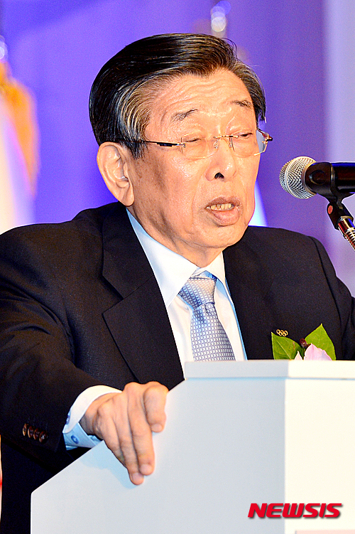 【서울=뉴시스】 배훈식 기자 = 김운용 국기원 창설 총재가 4일 오전 서울 강남구 리츠 칼튼 호텔에서 열린 2015 태권도의 날 기념식에서 축사를 하고 있다. 2015.09.04. dahora83@newsis.com